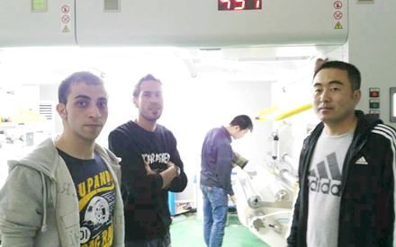 滄州華良包裝公司老總與國際友人車間實(shí)地合影