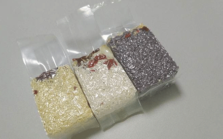 真空包裝袋為增加其性能通常采用多種材質(zhì)復合而成，常見的復合方法有：干法復合、擠出復合、共擠出復合、無溶劑復合、涂布復合、蒸鍍復合、熱熔膠復合等。其中干法復合是國內(nèi)復合真空包裝袋材料生產(chǎn)中應用較為廣泛的，那么，真空包裝袋為什么大多采用干法復合？