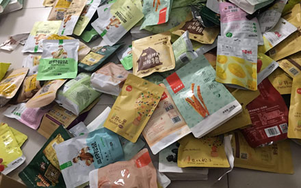 三只松鼠、良品鋪?zhàn)硬捎玫氖悄姆N食品包裝袋？